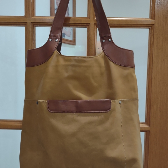 Duluth Trading Co Handbags - Duluth Trading leather. Shoulder bag